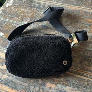 Everywhere belt bag Sherpa! Silver hardware